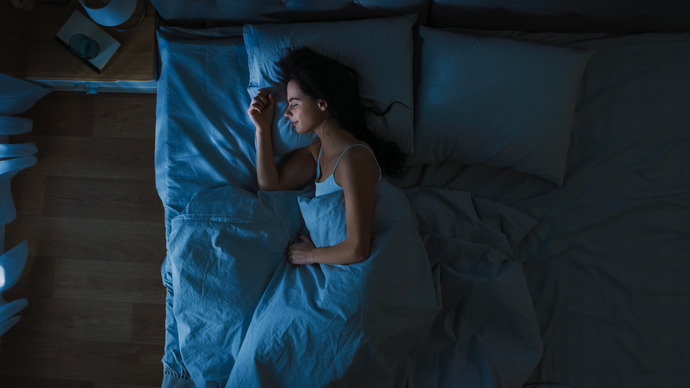 Mujer durmiendo plácidamente de lado hacia la ventana
