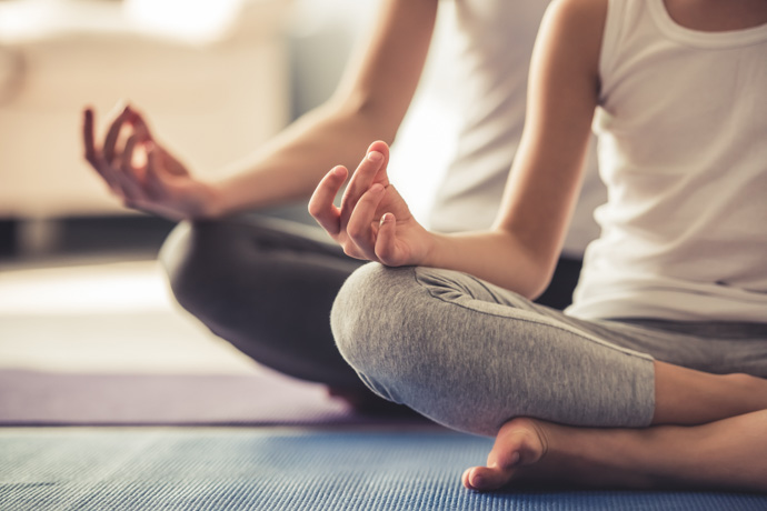 Personas haciendo yoga combatir el estrés.