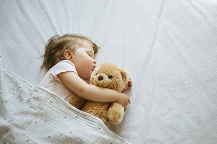bebé durmiendo en su cuna