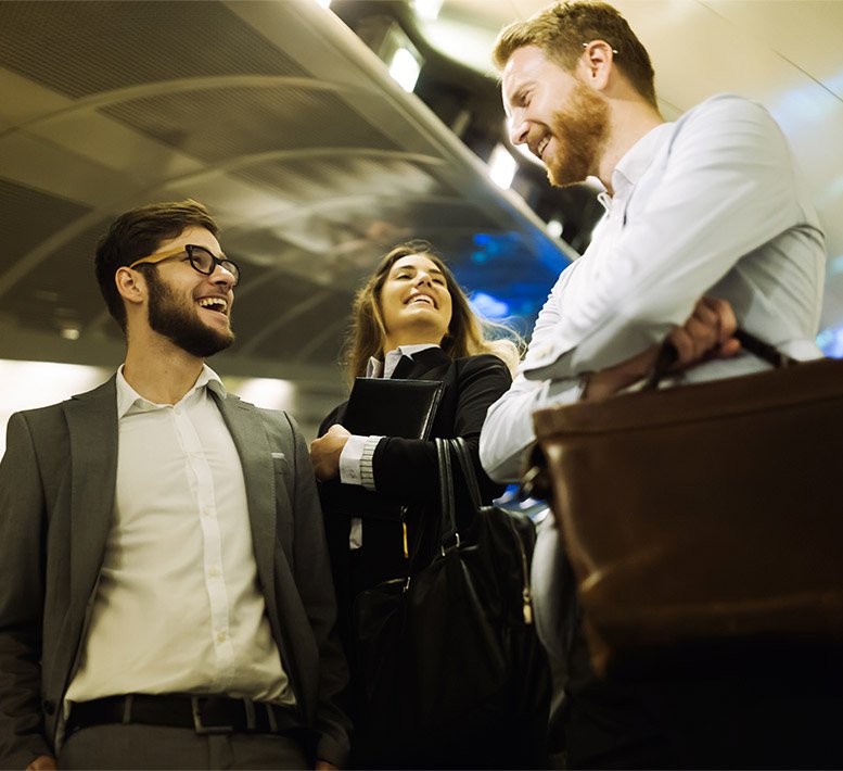 Compañeros de trabajo en el aeropuerto