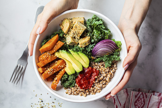 Plato con alimentos saludables