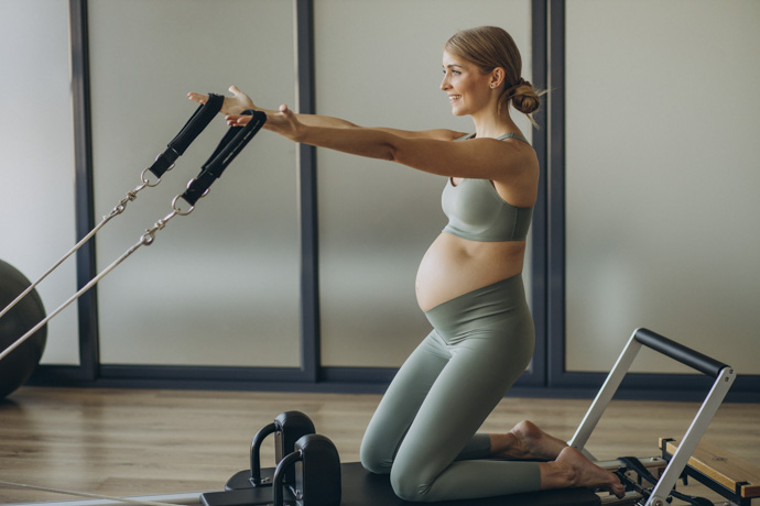 Mujer embarazada haciendo pilates
