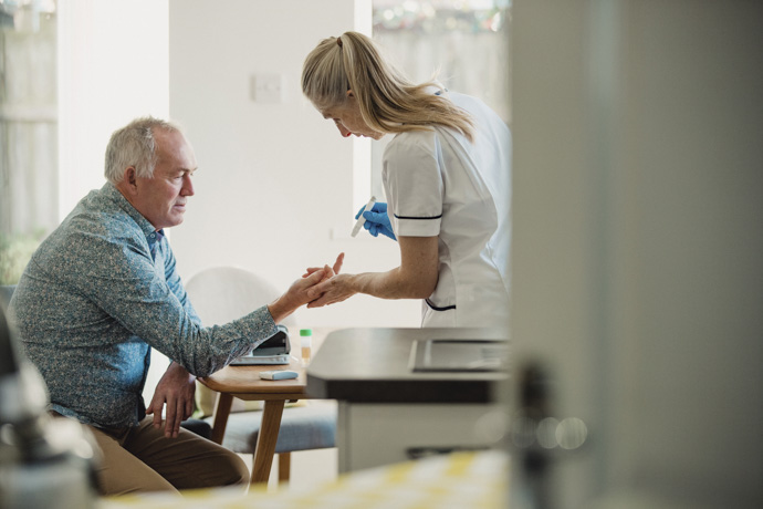 Enfermera realiza control de diabetes en paciente