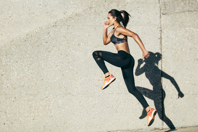 Mujer que conoce la mejor hora para hacer ejercicio para sus objetivos.