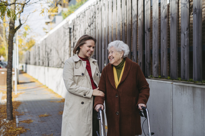 Mujer con Alzheimer hace paseo durante el día