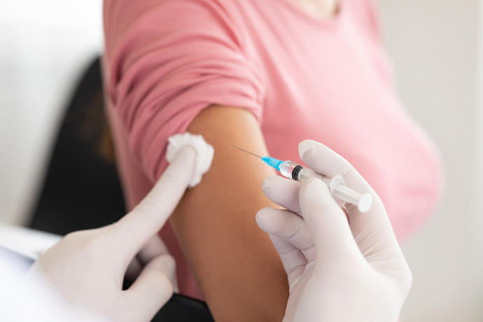 Ejemplo de vacunación como fase importante antes de hacerse revisiones médicas.