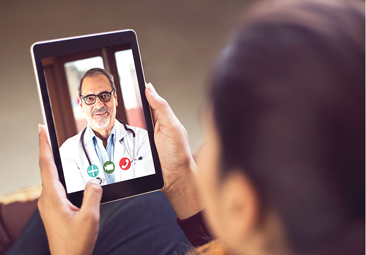 Mujer hablando con médico a través de su tableta.