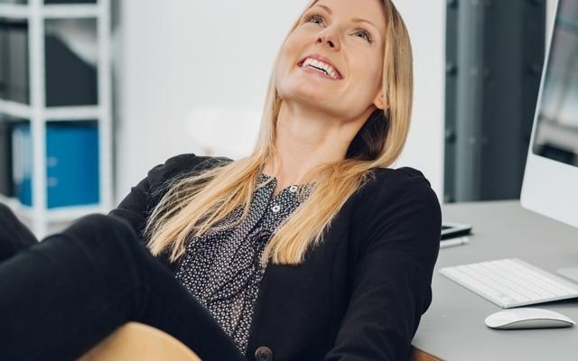 Mujer tomando un break en su escritorio