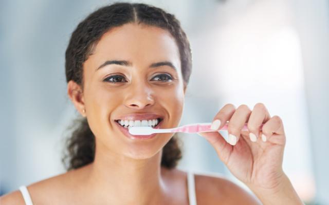 Ejemplo de cómo blanquear dientes en casa.