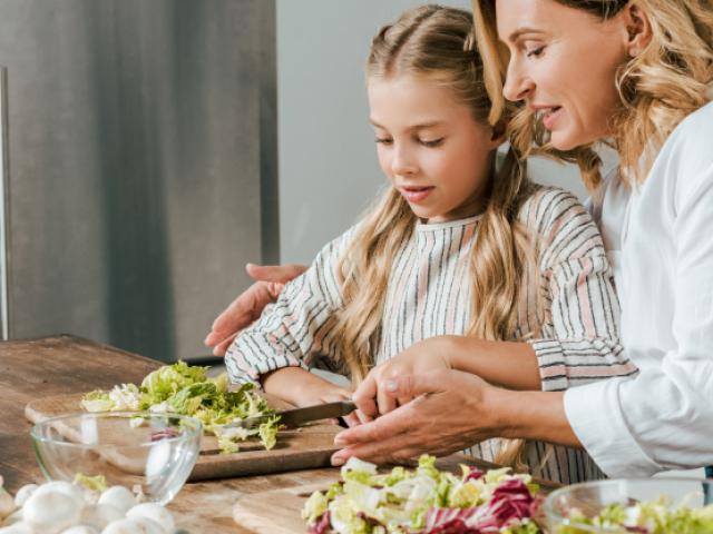 Mamá e hija cocinando