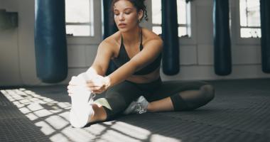 Mujer hace estiramientos para prevenir lesiones