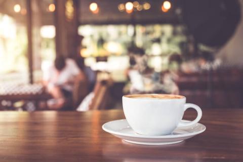 Taza de café en una cafetería