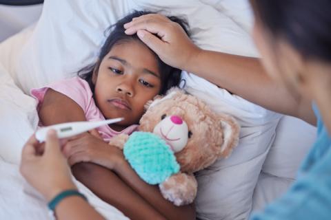 Niña que tiene fiebre pero no presenta ningún otro síntoma.