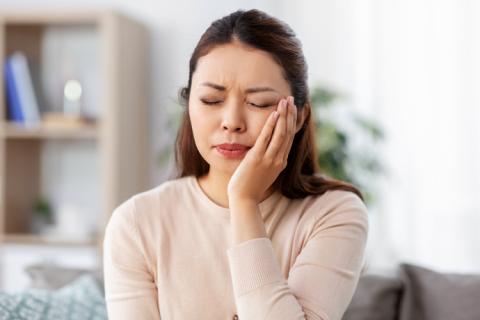 Mujer que no sabe qué es bueno para el dolor de muelas.