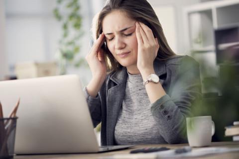 Mujer con dolor y hormigueo en la cabeza