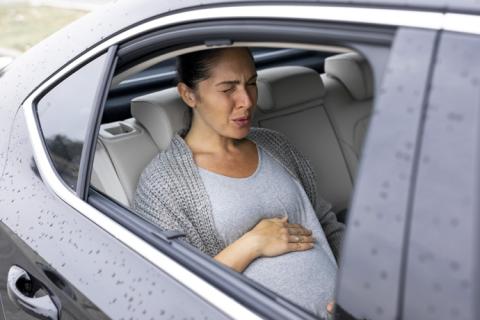 Mujer embarazada siente barriga dura